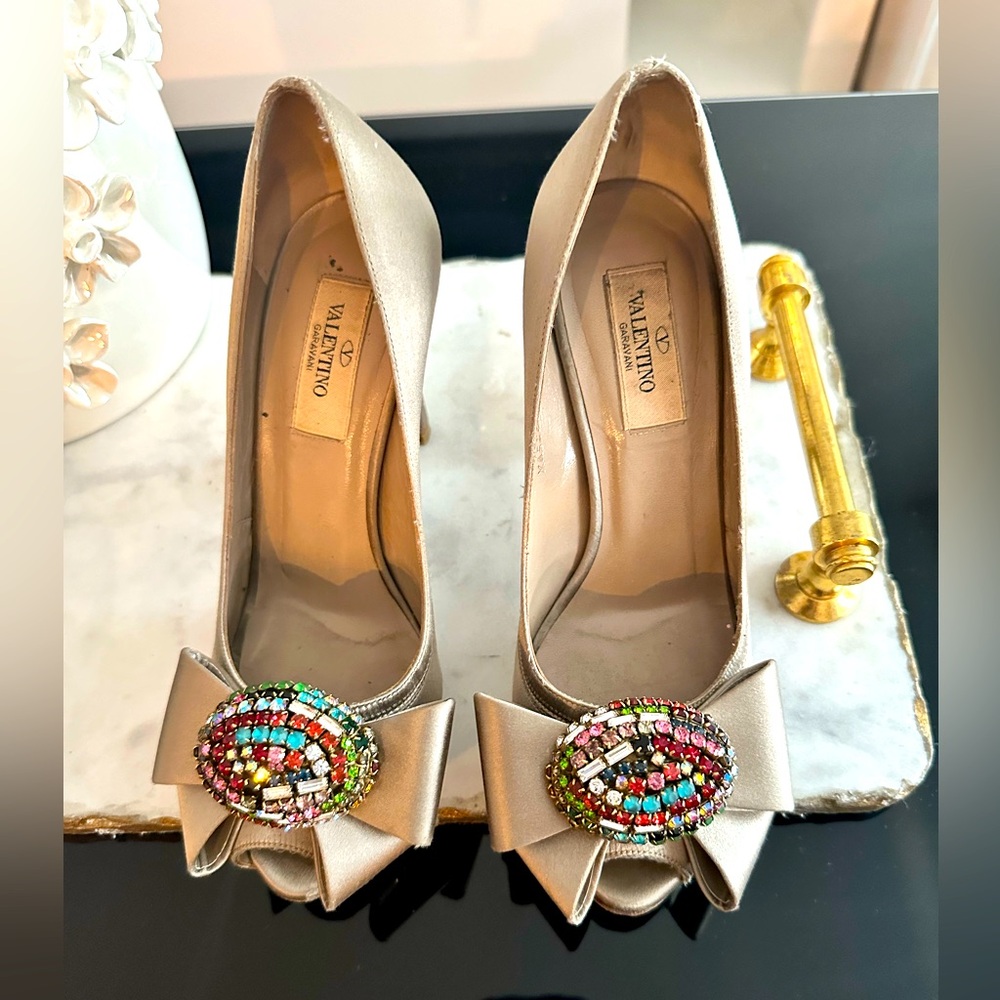 Valentino bow pump